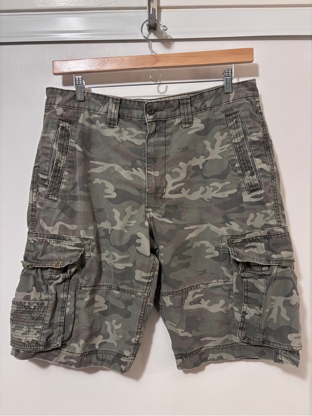 Y2K Levis Mens Camo Cargo Shorts Size 34 Distressed Edges Long Baggy Streetwear